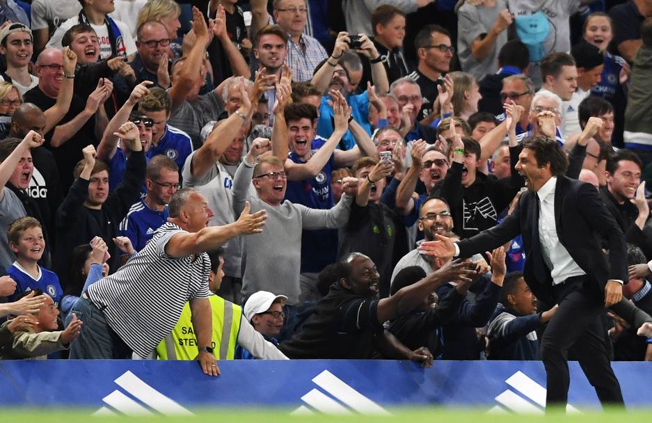 Antonio Conte esulta cos dopo il gol di Diego Costa all&#39;89&#39;: Chelsea-West Ham 2-1. Action Images